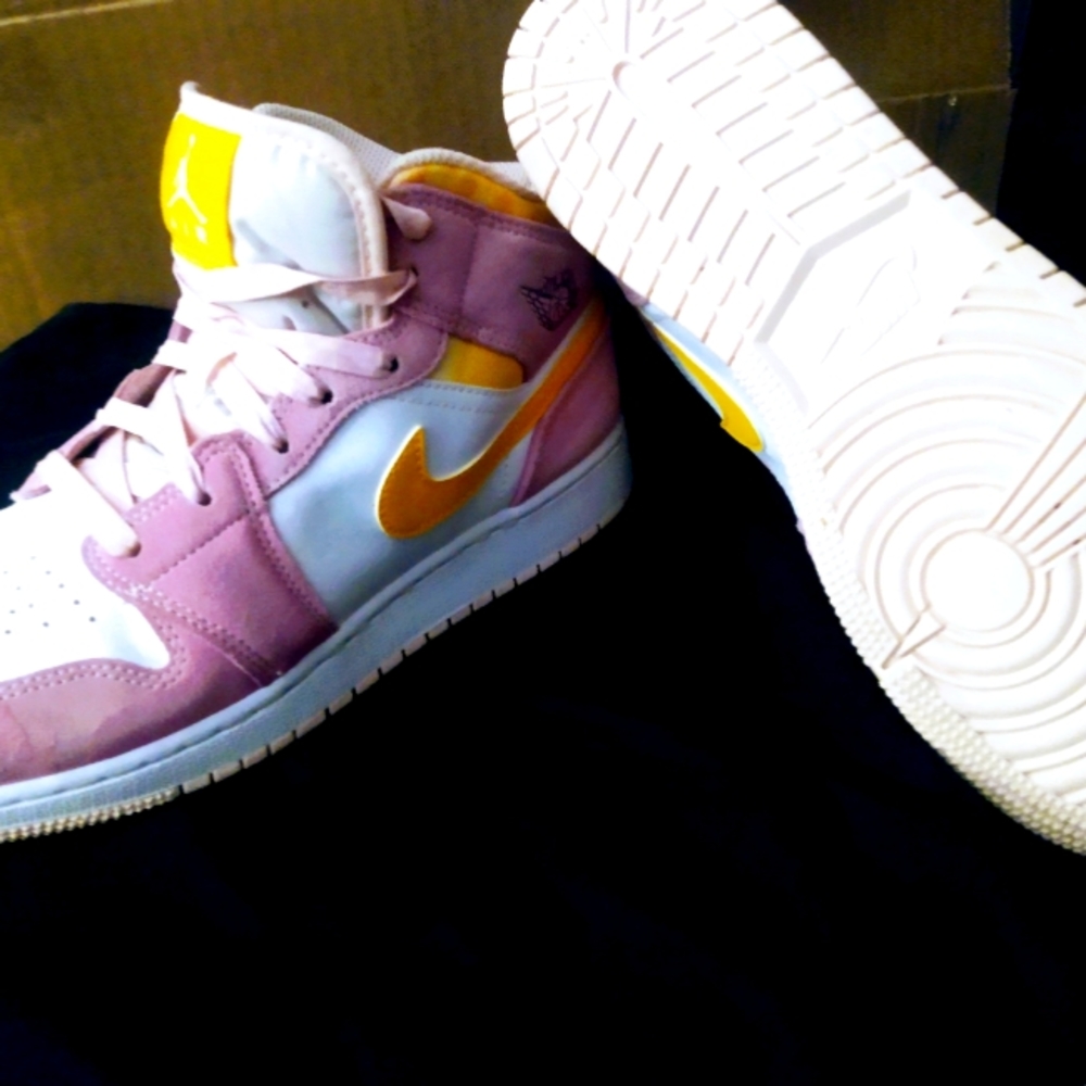 Air Jordan 1 Mid GS SE artic pink